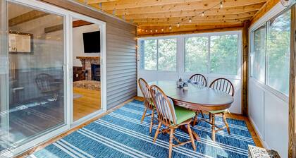 Beautifully renovated home near area's beaches with cathedral ceilings & grill