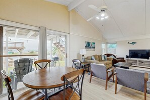 Fernseher, DVD-Player, Arbeitsbereiche