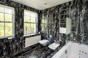 Shower, hair dryer, bidet, towels - Kensington Skyline Penthouse (London)