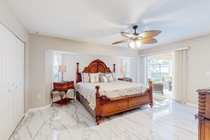 3 bedrooms, iron/ironing board, Internet, bed sheets - Waterfront Bliss with Private Pool & Gulf Access (Punta Gorda)