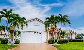 Exterior - Waterfront Bliss with Private Pool & Gulf Access (Punta Gorda)