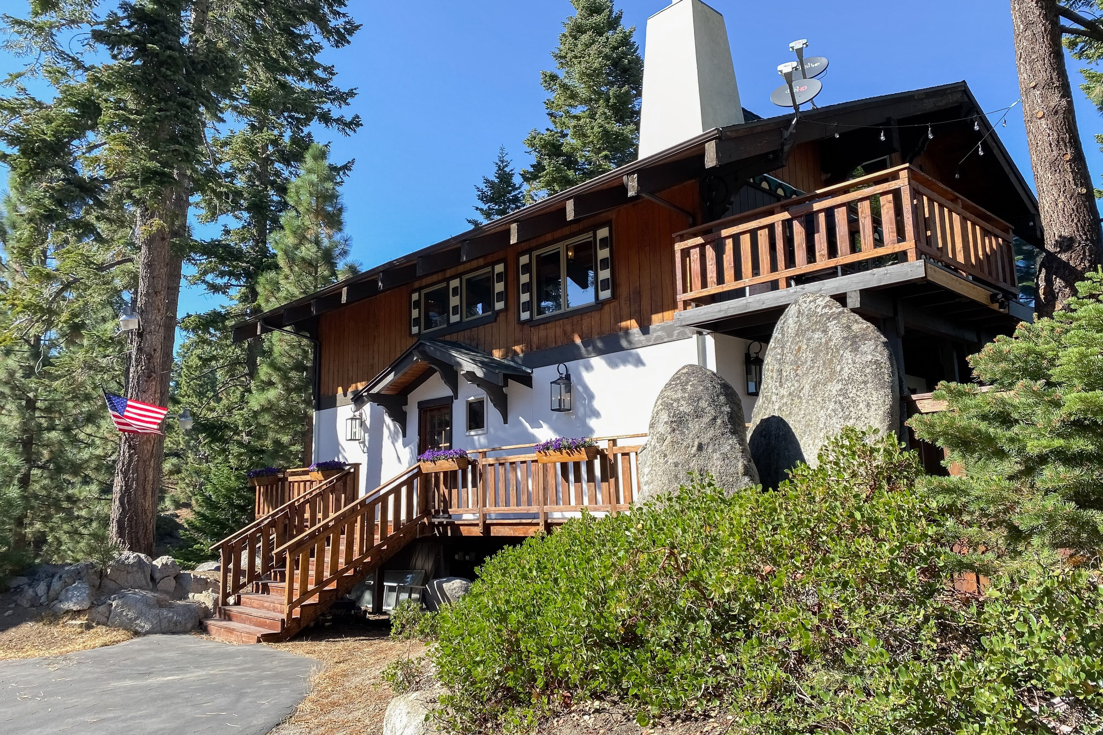 Dog-friendly mountain retreat with private hot tub, fireplace & views, sleeps 8