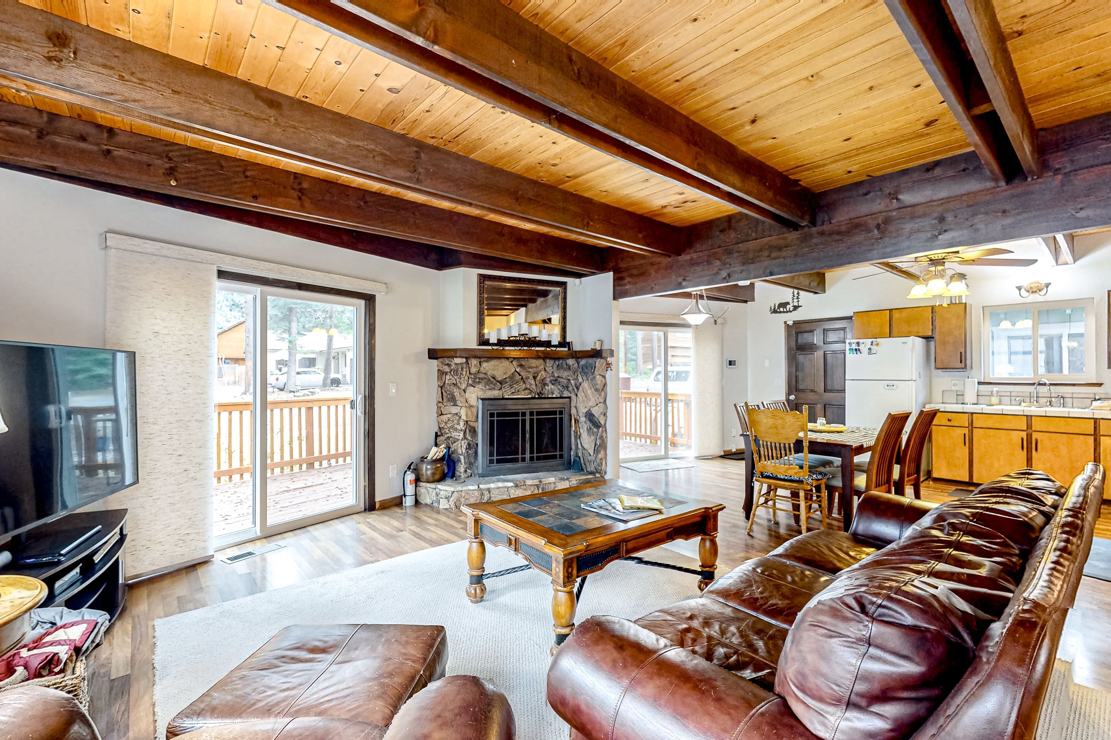 Télévision, cheminée, livres