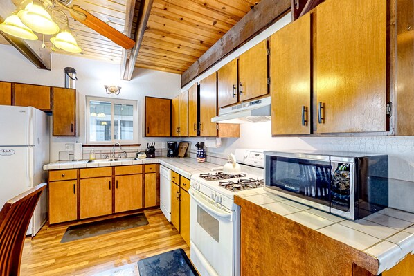 Kühlschrank, Mikrowelle, Ofen, Herdplatte