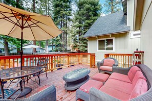 Outdoor dining - Deer Trail Retreat | House in South Lake Tahoe near stellar outdoor recreation (South Lake Tahoe)