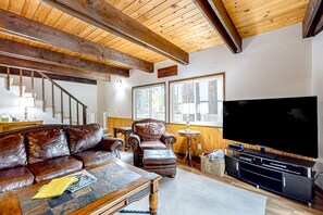 Fernseher, Kamin, Bücher