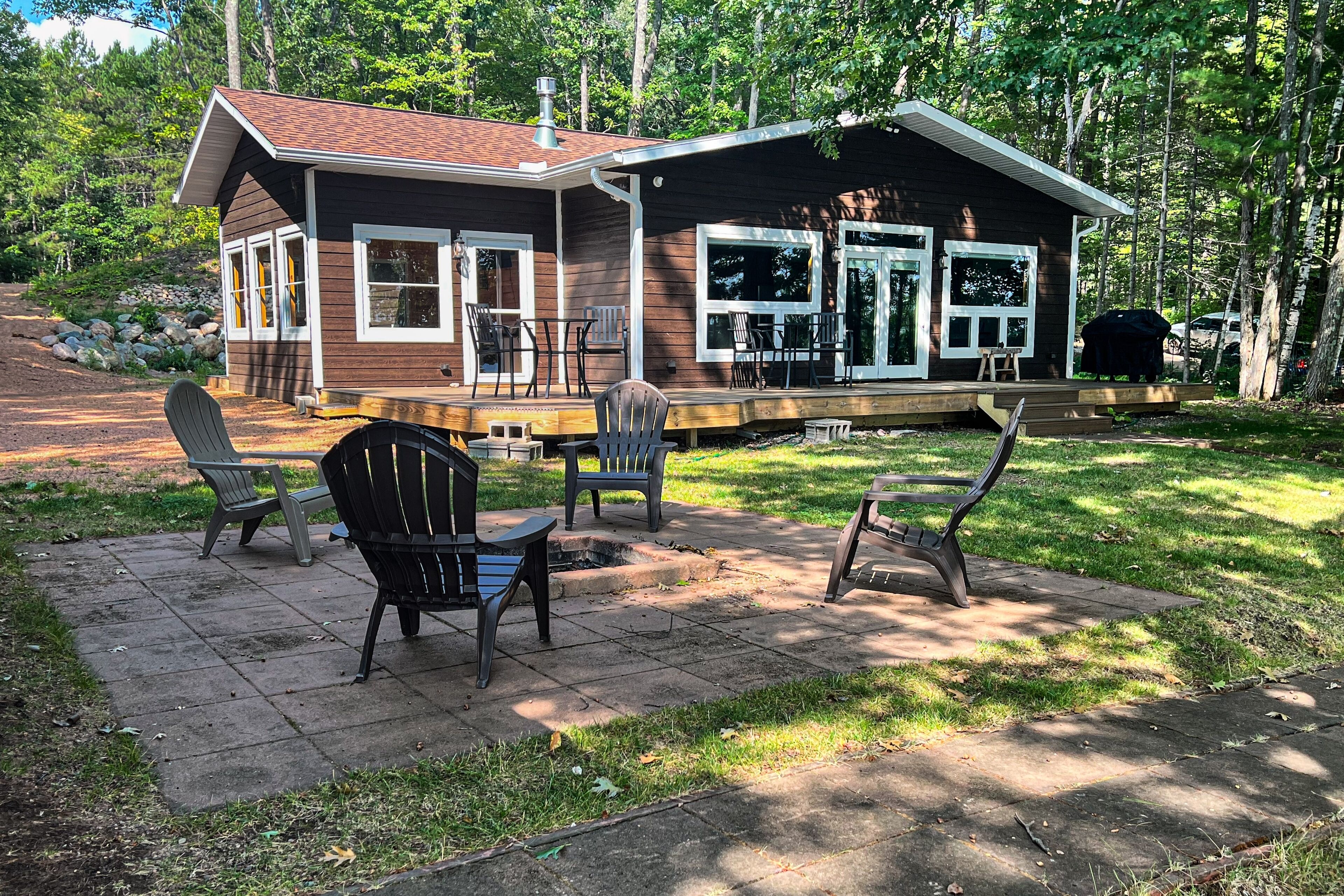 Dog-friendly lakefront hideaway with docks, firepit, fireplace & W/D