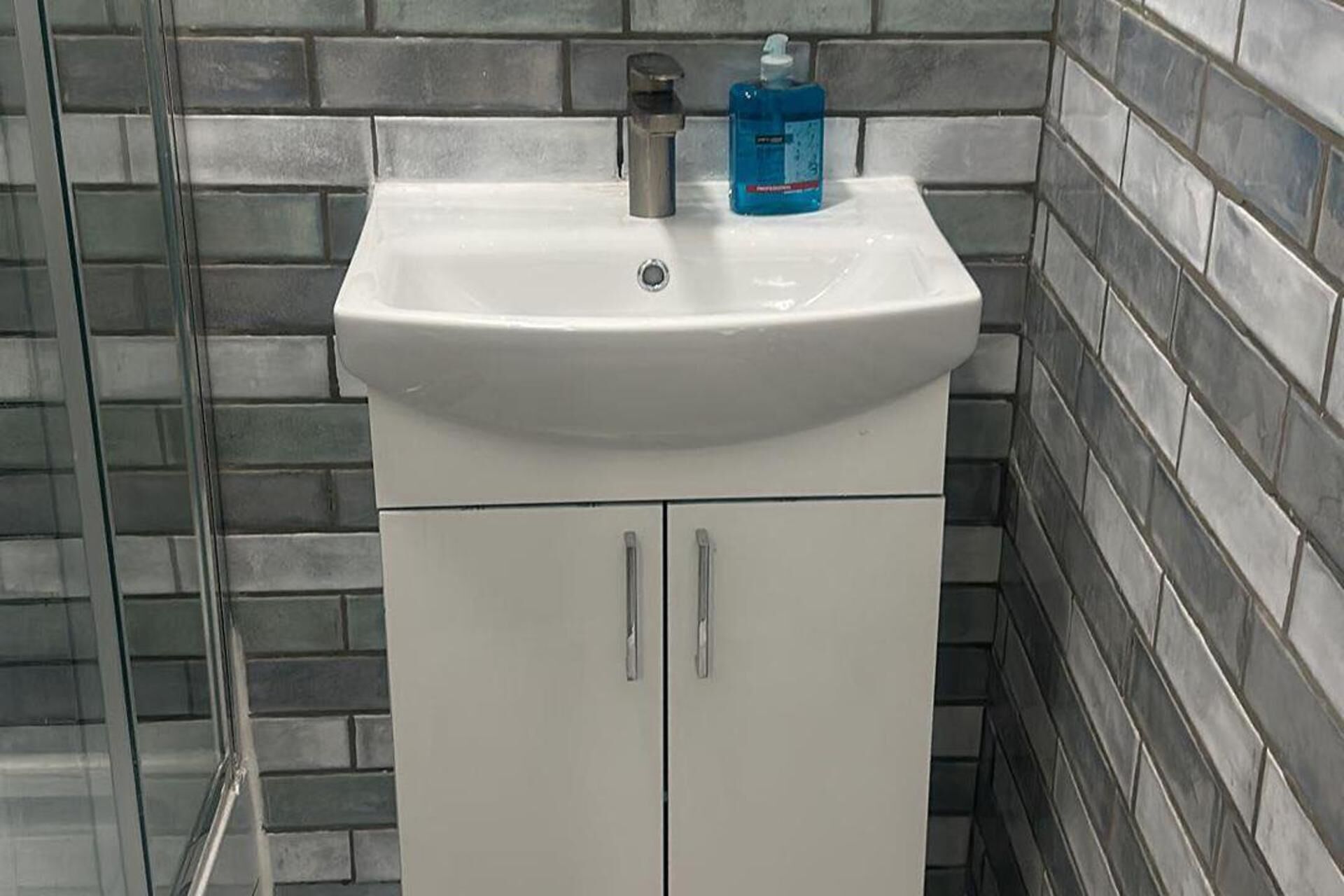 Douche, sèche-cheveux, serviettes fournies