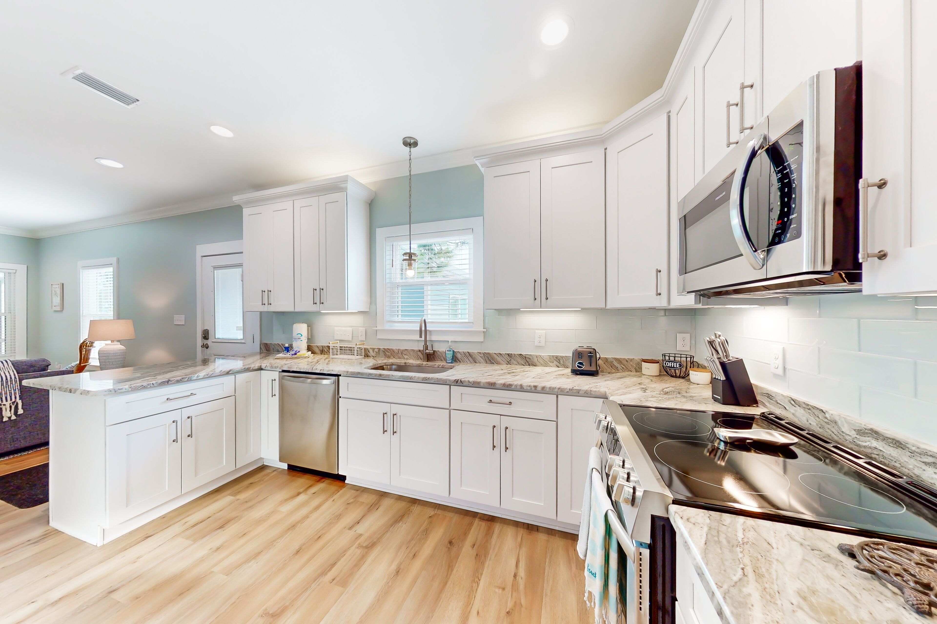 Køleskab, mikrobølgeovn, ovn, kogeplade