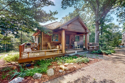 Nana’s Treehouse | House with spacious deck, grills, outdoor shower & W/D