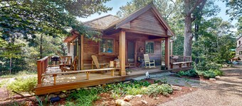 Nana’s Treehouse | House with spacious deck, grills, outdoor shower & W/D