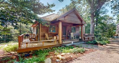 Nana’s Treehouse | House with spacious deck, grills, outdoor shower & W/D