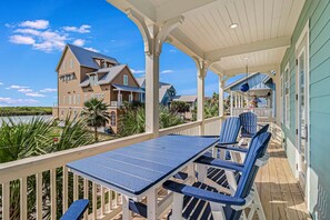 Outdoor dining - Luxe Palmilla Beach home with Gulf view, guest suite, pool access, walk to beach (Port Aransas)