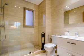 Secadora de cabello, toallas, jabón, papel de baño 