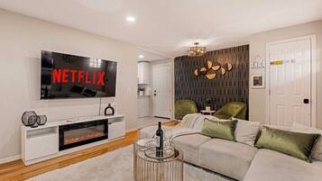 Smart TV, chimenea, videojuegos y futbolito