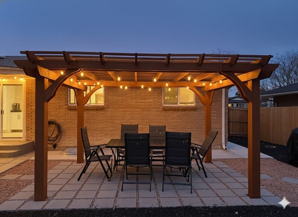 Outdoor dining - European Unique Hideaway⭐️Central Location⭐️Netflix⭐️GameRm⭐️Free Wine & Wifi⭐️ (Denver)