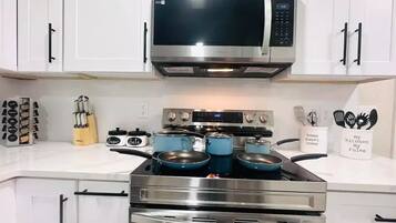 Refrigerador, microondas, horno y parrilla de estufa