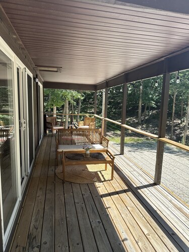 Beautiful chalet with lake access and close to entertainment! Bring the family!