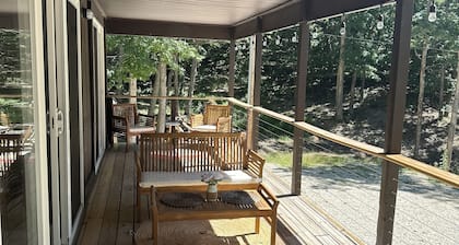 Beautiful chalet with lake access and close to entertainment! Bring the family!