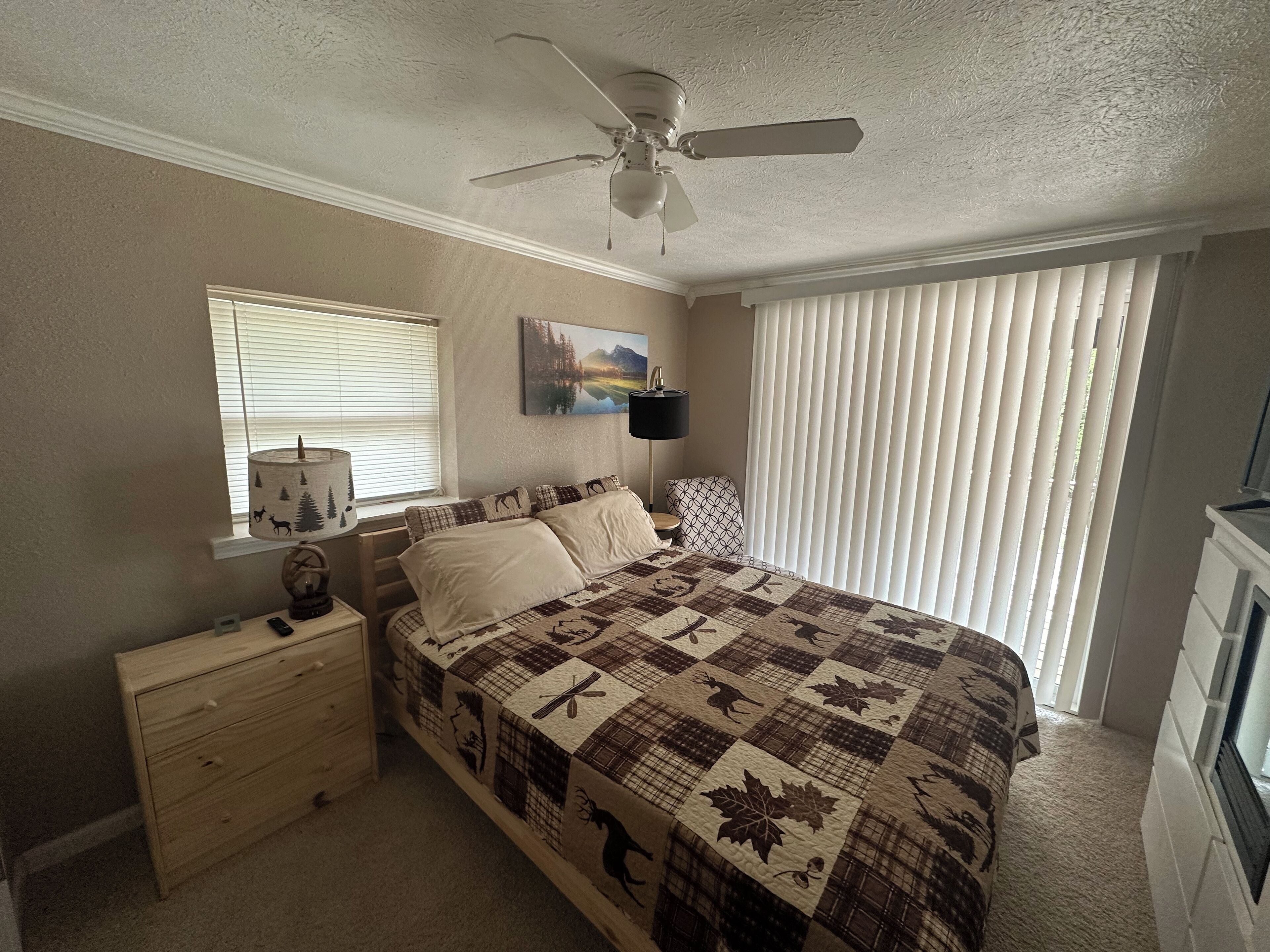 3 bedrooms, desk, iron/ironing board, travel crib