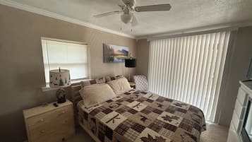 3 bedrooms, desk, iron/ironing board, travel crib