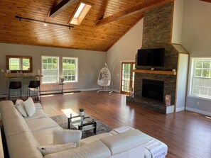 Smart-TV, Kamin, Tischtennisplatte, Stereoanlage