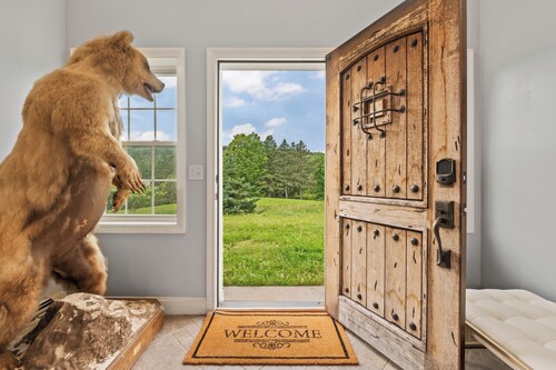 Country Castle Retreat! Beautiful 4600+ sq 4 bd 4 bath sprawling country estate!