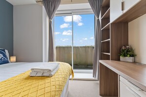 2 slaapkamers, een strijkplank/strijkijzer, internet, beddengoed