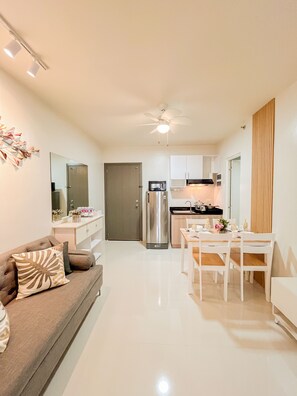Smart TV - Sierra 2 bedroom apartment with a private gym and a pool (Puerto Princesa)