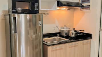 Fridge, microwave, stovetop, coffee/tea maker