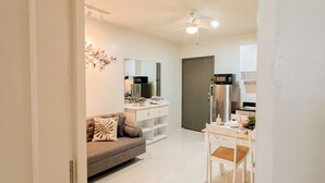 Un interior moderno con zona de estar, comedor y cocina.