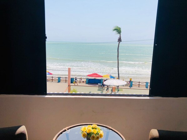 Minibar, escritorio, espacio para trabajar con laptop y wifi gratis