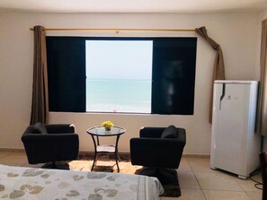 Minibar, escritorio, espacio para trabajar con laptop y wifi gratis