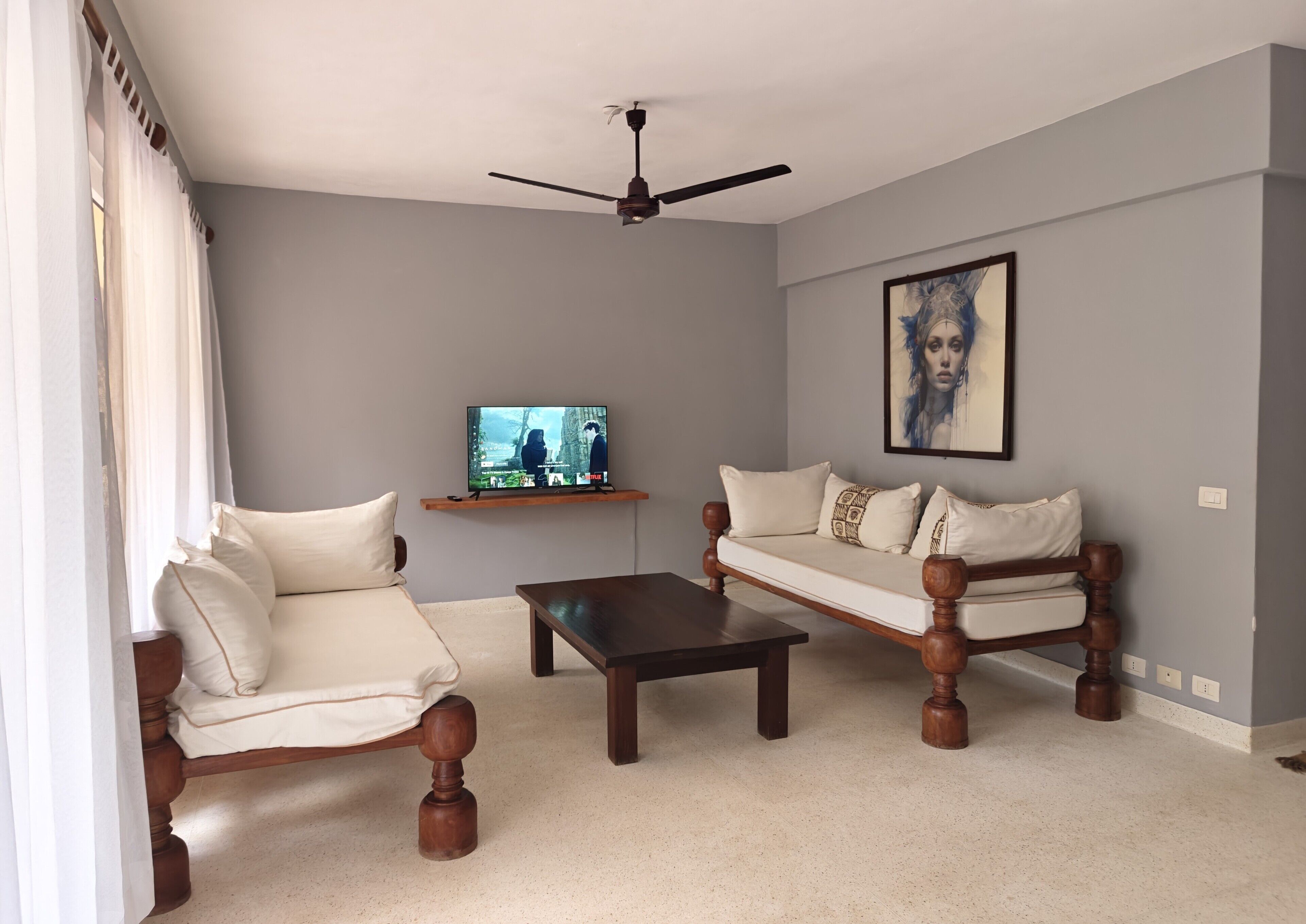 Apartamento Deluxe, 1 habitación, vistas al mar | Zona de estar | Smart TV de 42 pulgadas con canales digitales, Netflix