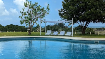 Piscine extérieure, parasols de plage, chaises longues