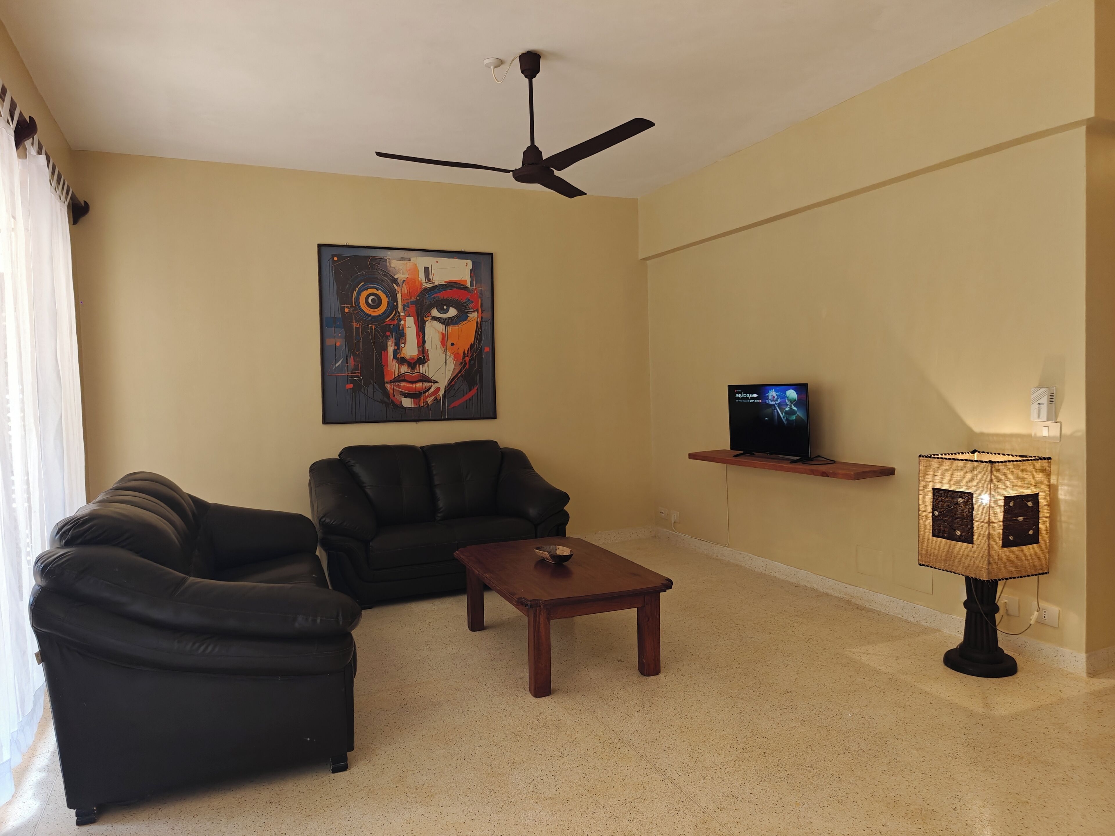 Apartamento básico, 1 habitación, vistas al jardín, planta baja | Zona de estar | Smart TV de 42 pulgadas con canales digitales, Netflix