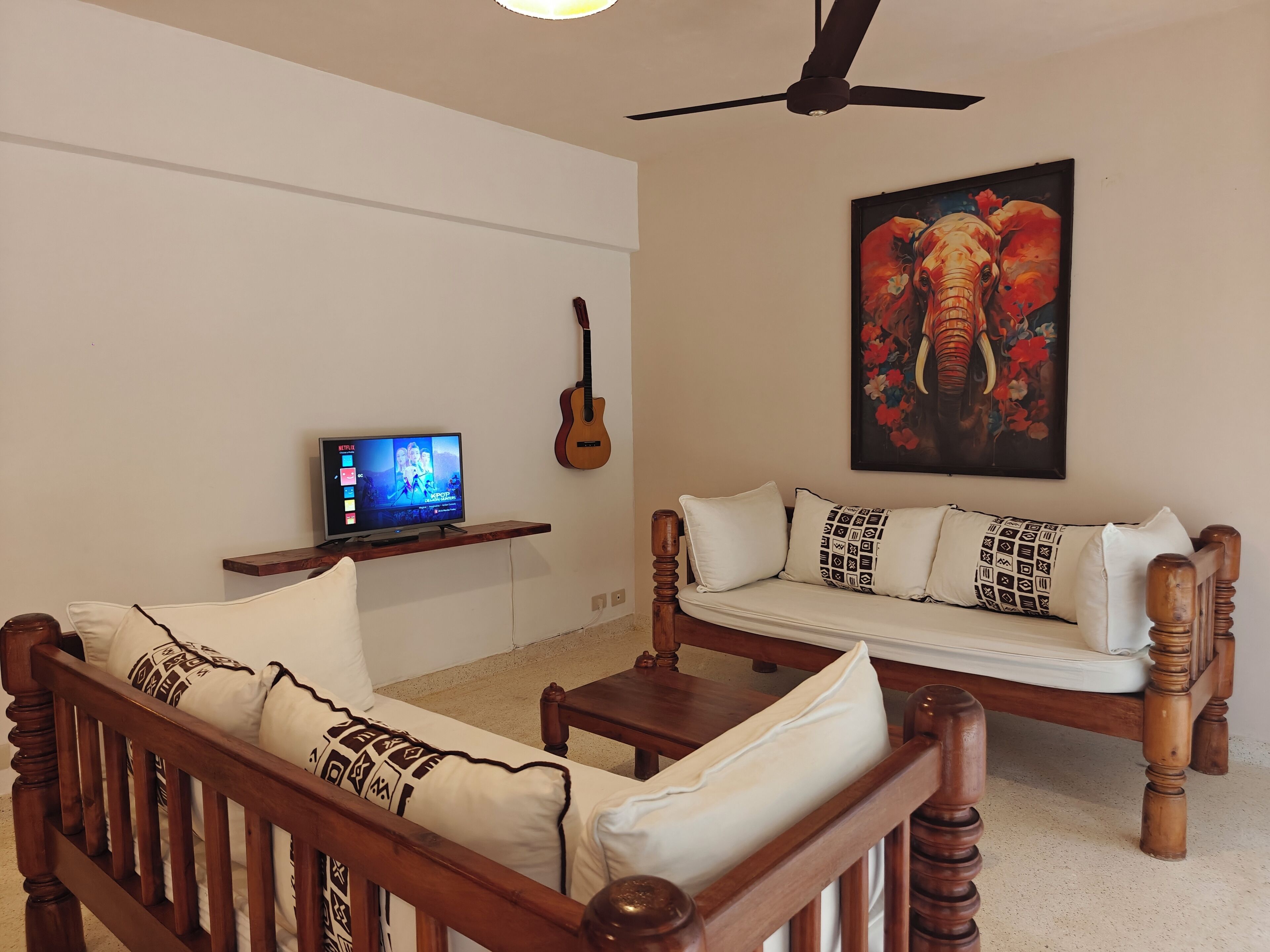 Apartamento básico, 1 habitación, vistas al jardín, planta baja | Zona de estar | Smart TV de 42 pulgadas con canales digitales, Netflix