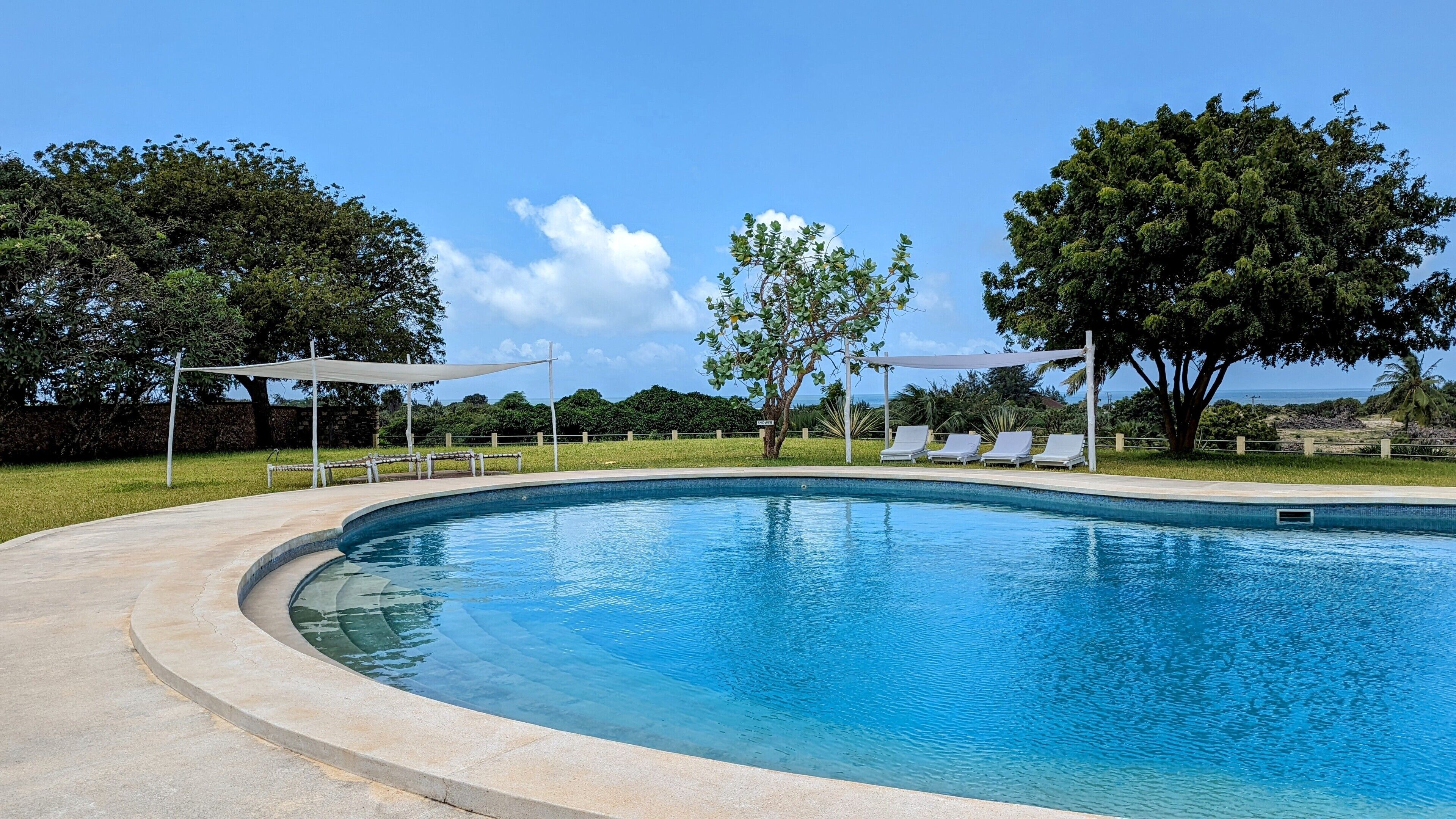 Piscina a l'aire lliure, para-sols i gandules 