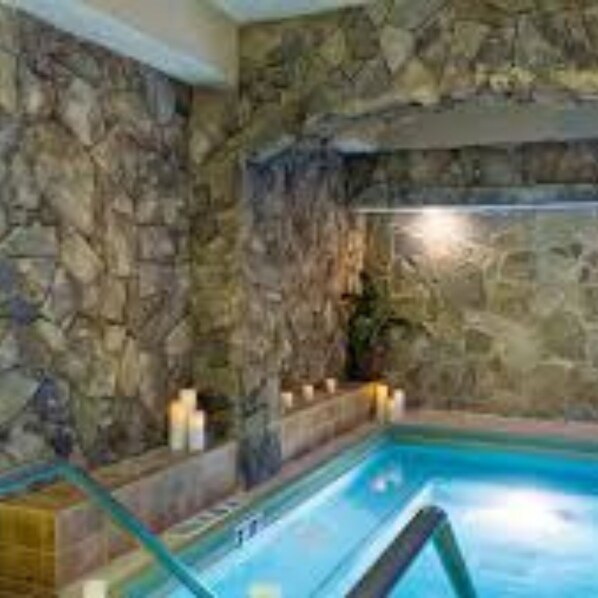 Piscine intérieure, piscine extérieure