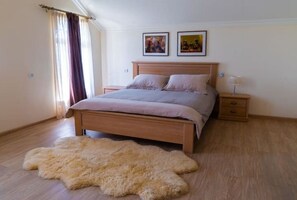 5 bedrooms, desk, iron/ironing board, travel cot