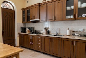 Kühlschrank, Ofen, Herdplatte, Wasserkocher mit Kaffee-/Teezubehör