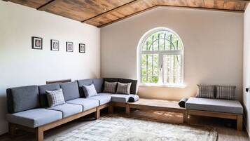 Smart-TV, Tischtennisplatte, Bücher