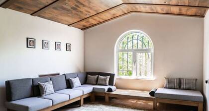 Spacious 5BR/2BA VILLA: AC, Parking, Gazebo, Backyard, Mount. View, Wi-Fi BBQ