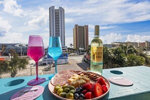 Outdoor dining - Close to Everything in Gulf Shores! 5 BR house w/Heated Pool (Gulf Shores)