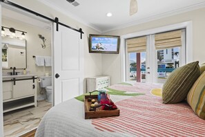 5 habitaciones, escritorio y tabla de planchar con plancha 