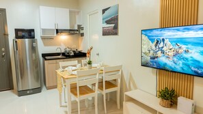 Frigorífic, microones, placa de cuina i bullidora elèctrica