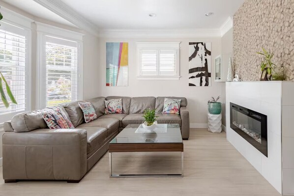Smart TV, fireplace, DVD player