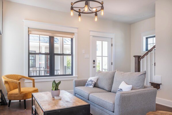 Älytelevisio, takka, pöytätennispöytä, kirjoja