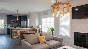 Smart TV, chimenea, tenis de mesa y libros