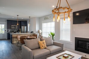 Smart TV, chimenea, tenis de mesa y libros